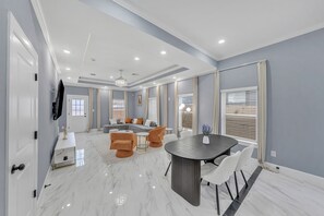 Dining - Elegant Modern Retreat. Spacious. Near Med Center (Houston)