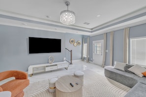 TV - Elegant Modern Retreat. Spacious. Near Med Center (Houston)