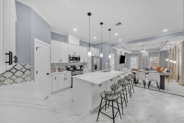 Microwave, oven, stovetop, dishwasher - Elegant Modern Retreat. Spacious. Near Med Center (Houston)