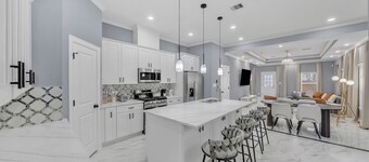 Elegant Modern Retreat. Spacious. Near Med Center