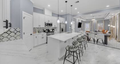 Elegant Modern Retreat. Spacious. Near Med Center
