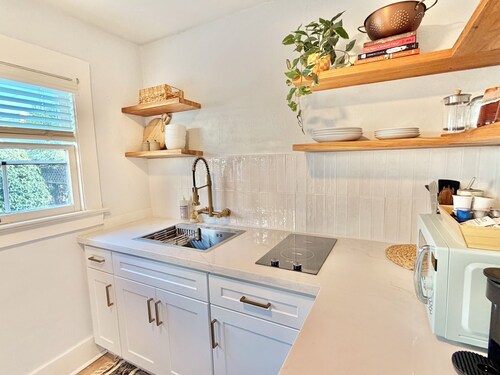 Coastal Beach Bungalow walking distance to beach, coffee, and restaurants