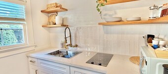 Coastal Beach Bungalow walking distance to beach, coffee, and restaurants