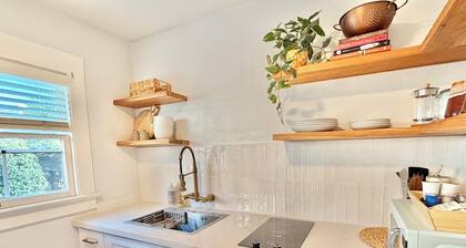 Coastal Beach Bungalow walking distance to beach, coffee, and restaurants