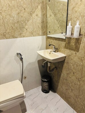 Neljän hengen standard-huone | Kylpyhuone