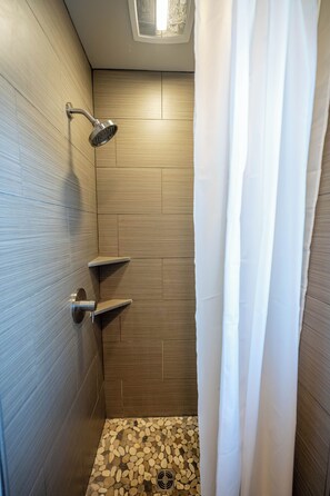 Ducha, secador de pelo, toallas y jabón