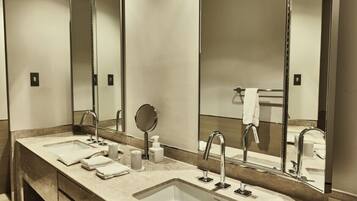 Luksus-dobbeltrom, balkong, havutsikt | Bad