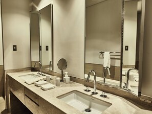 Phòng đôi Cao cấp, ban công, quang cảnh biển | Phòng tắm