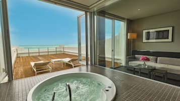 Phòng 2 giường đơn Cao cấp, ban công, quang cảnh biển | Phòng tắm