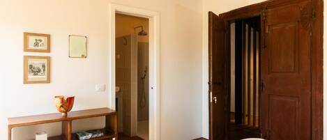 Phòng đôi Deluxe, ban công, quang cảnh sân vườn | Phòng cách âm, bàn ủi/dụng cụ ủi quần áo