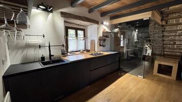 Appartamento Deluxe, balcone, vista cortile | Cucina privata