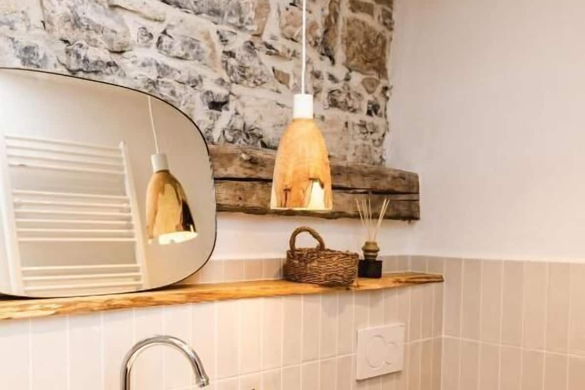 Apartamento Deluxe, patio, vistas al patio | Baño