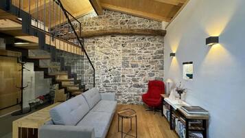 Deluxe-Apartment, Balkon, Blick auf den Innenhof | Wohnbereich