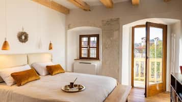 Deluxe Double Room, Balcony, Courtyard View | Soundproofing, iron/ironing board, free WiFi