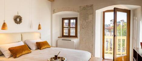 Dobbeltrom – deluxe, balkong, bakgårdsutsikt | Lydisolert, strykejern/-brett og wi-fi (inkludert)