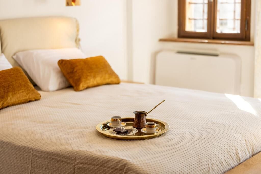 Habitación Deluxe doble, balcón, vistas al patio | Sistema de insonorización, tabla de planchar con plancha, wifi gratis