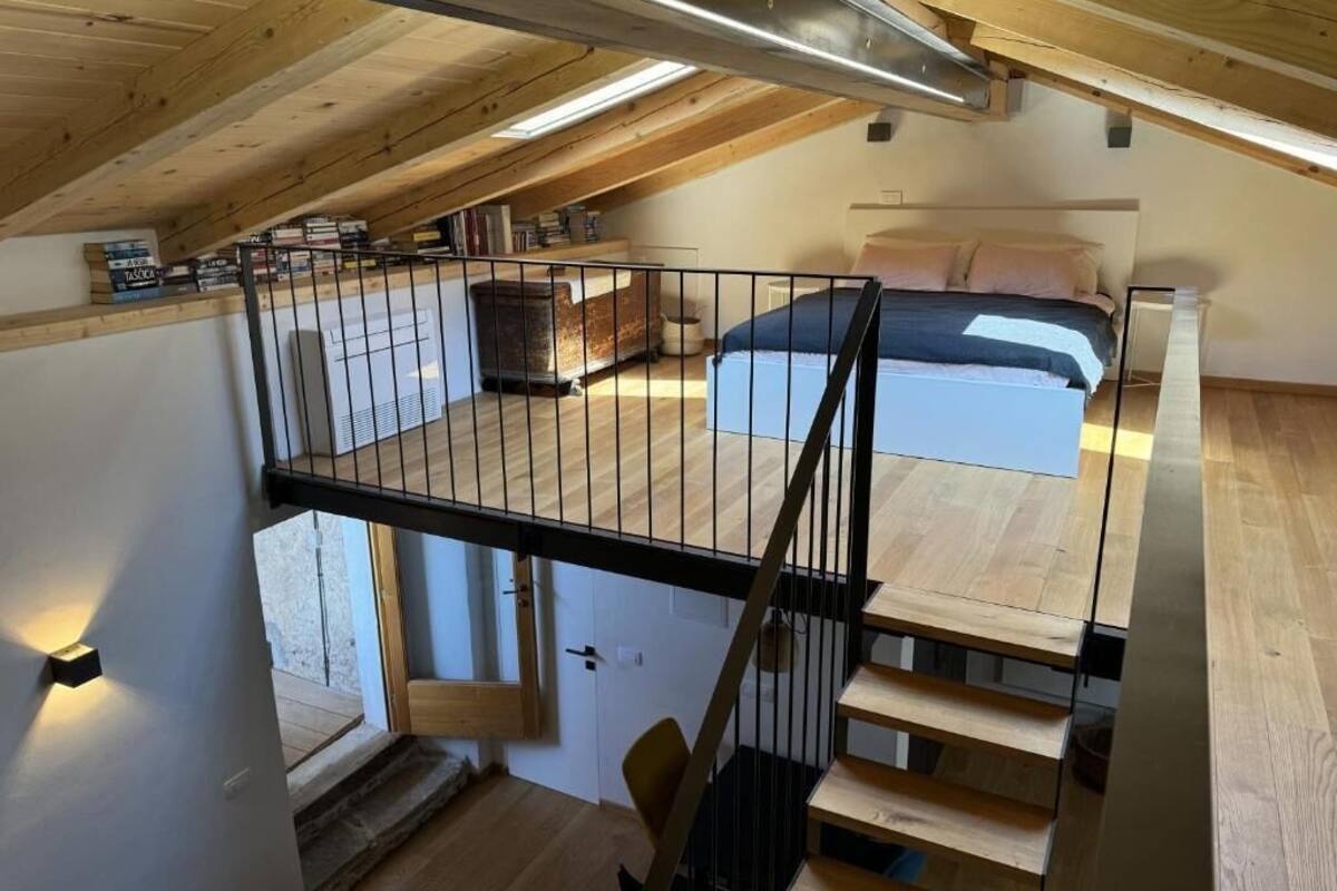 Apartamento Deluxe, balcón, vistas al patio | Sistema de insonorización, tabla de planchar con plancha, wifi gratis