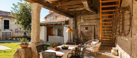 デラックス アパートメント パティオ コートヤードビュー | 屋外ダイニングエリア