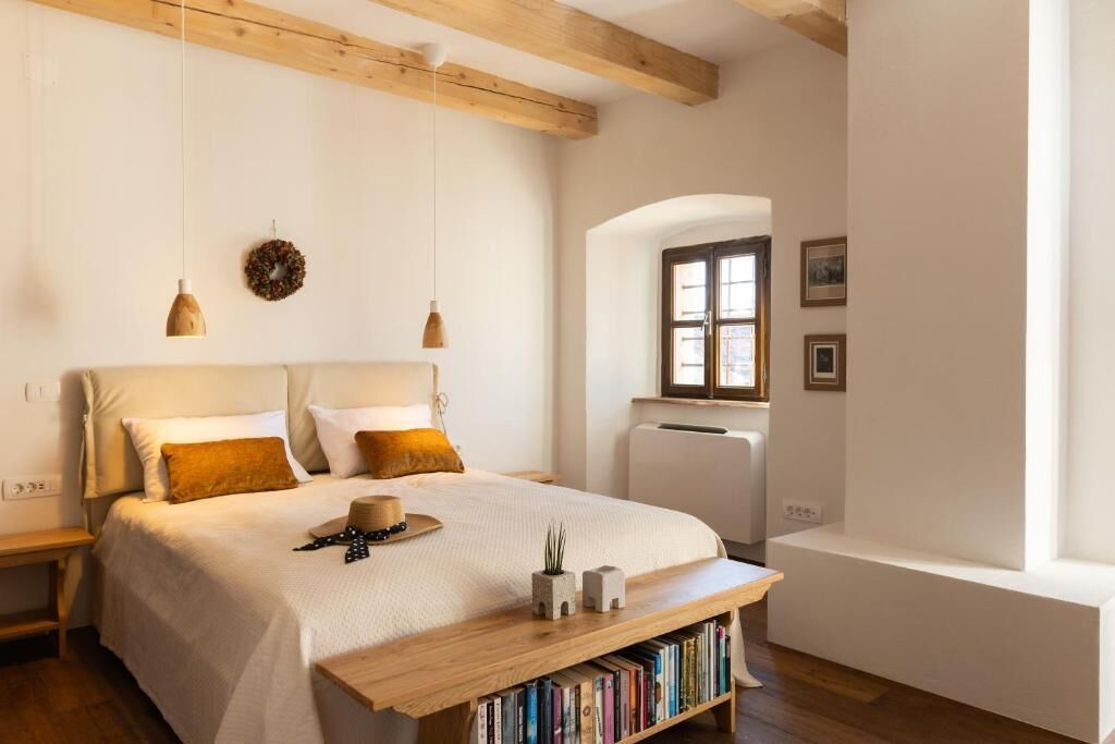 Habitación Deluxe doble, balcón, vistas al patio | Sistema de insonorización, tabla de planchar con plancha, wifi gratis