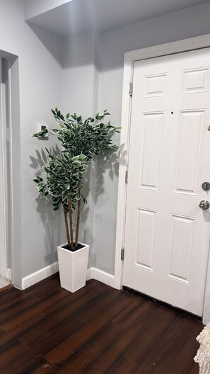 Interior - Clean & Furnished suite near major hospitals. Move-In Ready for Professionals. (Newark)