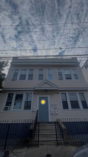 Exterior detail - Clean & Furnished suite near major hospitals. Move-In Ready for Professionals. (Newark)