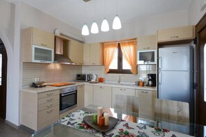 Private kitchen - Two floor villa with great view on both sides of the islandand. (ALONNISOS)