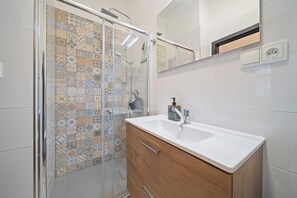 Shower, hair dryer, towels, soap - Apartment at Linden Square - Trutnov (Trutnov)