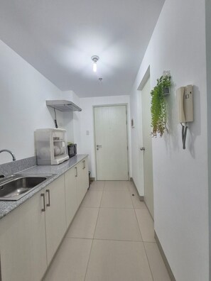 Standard Room, 1 Bedroom | Private kitchen | Fridge, microwave, stovetop, dishwasher - Cool Residences Tagaytay (Tagaytay)