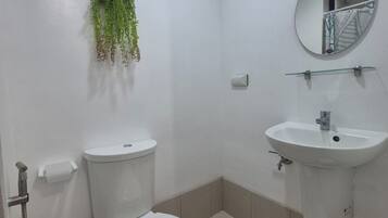 Standard Room, 1 Bedroom | Bathroom | Shower, free toiletries, towels, soap