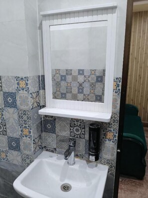 Bathroom - Hotel the Royal Prince (Warisaliganj)