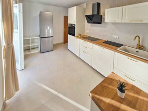 Kühlschrank, Mikrowelle, Ofen, Geschirrspüler
