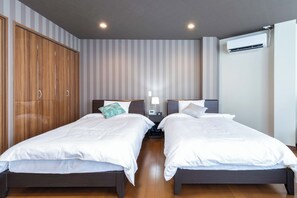 Una scrivania, Wi-Fi gratuito, lenzuola