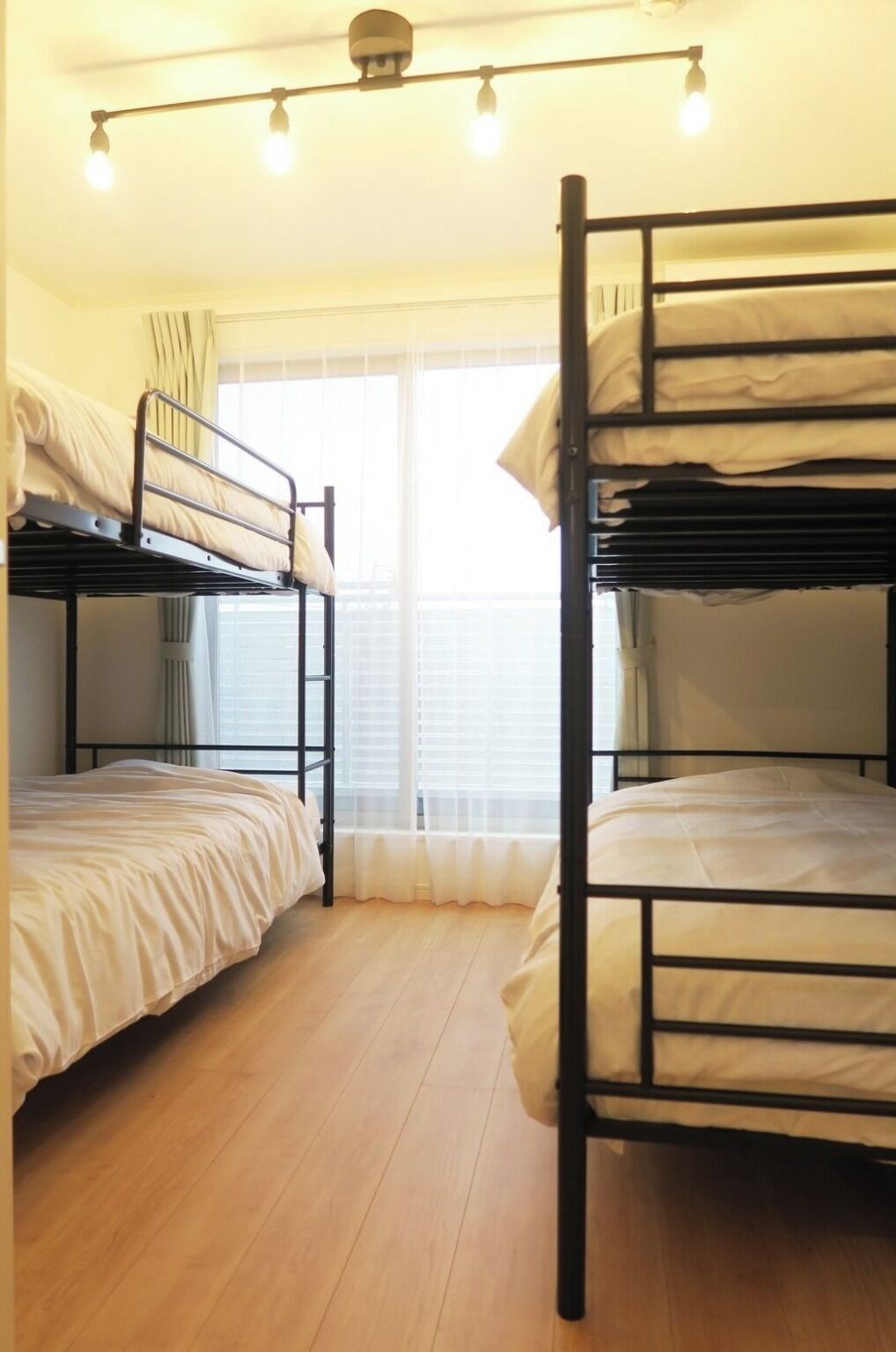 Bureau, fer et planche à repasser, Wi-Fi gratuit, draps fournis