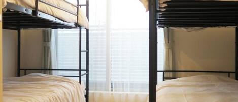 Bureau, fer et planche à repasser, Wi-Fi gratuit, draps fournis