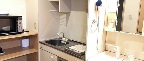 Frigorifero, microonde, piano cottura