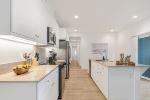 Frigorifero, microonde, forno, piano cottura