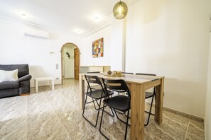 Dining - HomeHolidaysRentals Coquette - Costa Barcelona (Pineda de Mar)