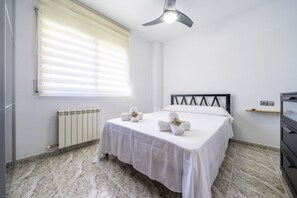 2 bedrooms, free WiFi, bed sheets - HomeHolidaysRentals Coquette - Costa Barcelona (Pineda de Mar)