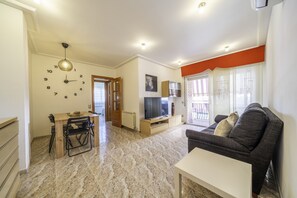 TV - HomeHolidaysRentals Coquette - Costa Barcelona (Pineda de Mar)