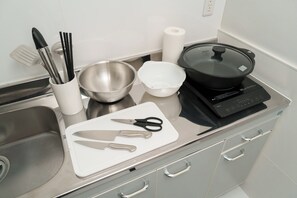 Kylskåp, mikrovågsugn och grytor/köksredskap