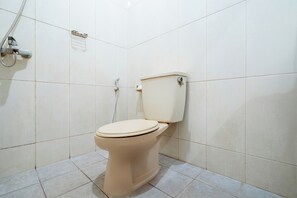 Deluxe Double Room | Bathroom | Shower, free toiletries, towels - rehat at hotel kurnia karapitan (Bandung)