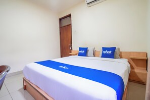 Premium bedding, desk, free WiFi, bed sheets - rehat at hotel kurnia karapitan (Bandung)