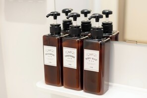 A shelf with three bottles of daily body soap, daily conditioner, and daily shampoo. - 2minute walk from Oshiage Station Quiet lodging  / Sumida Ward Tokyo (Sumida Ward)