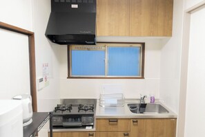 Fridge, microwave, stovetop, cookware/dishes/utensils - 2minute walk from Oshiage Station Quiet lodging  / Sumida Ward Tokyo (Sumida Ward)