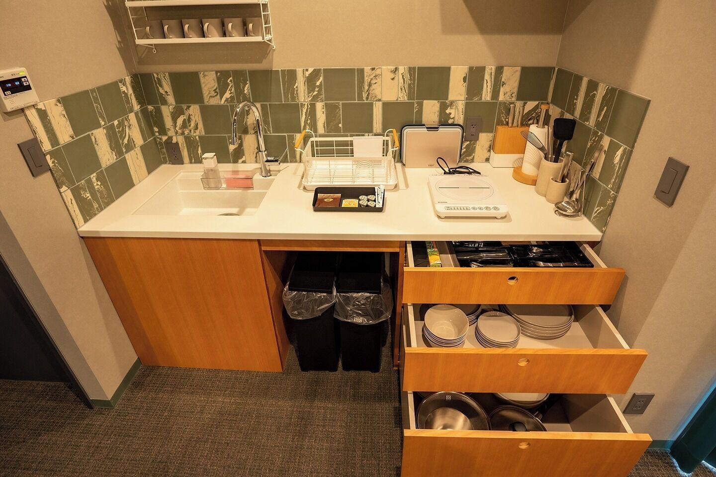 冷蔵庫、電子レンジ、コンロ、調理器具と食器