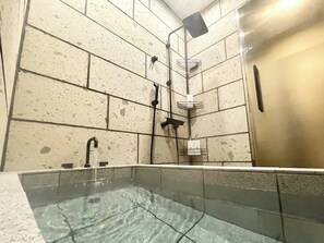 Secador de pelo y toallas