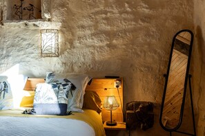 1 habitación, tabla de planchar con plancha y ropa de cama 