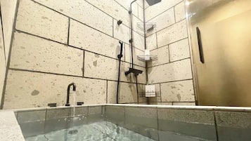 Secador de cabelo, toalhas de banho