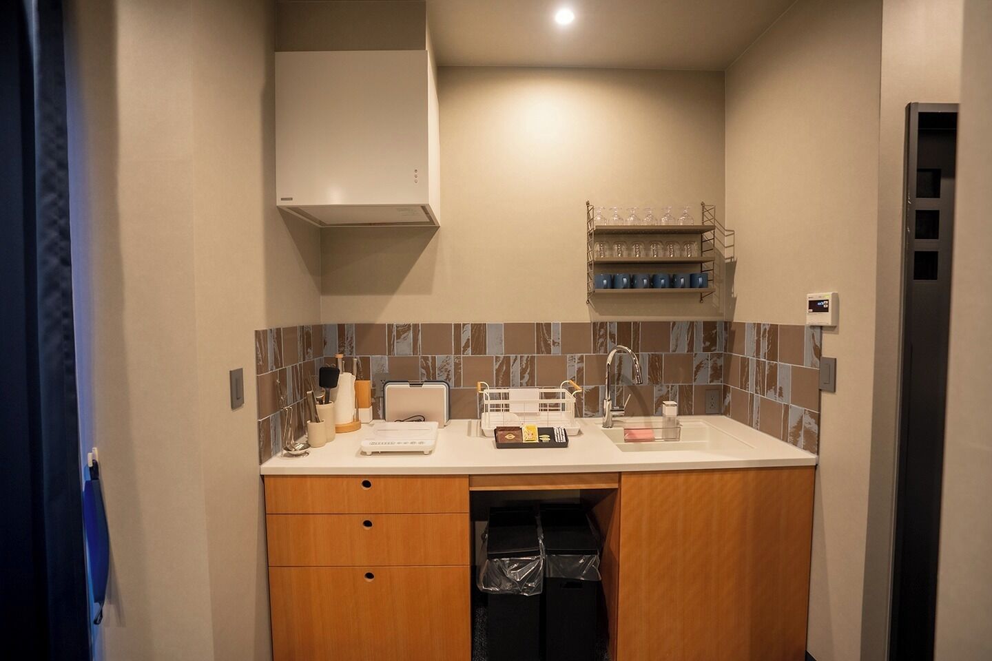 Geladeira, micro-ondas, cooktop, talheres/pratos/utensílios de cozinha