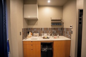 Frigorífico, microondas, placa de cocina y utensilios de cocina